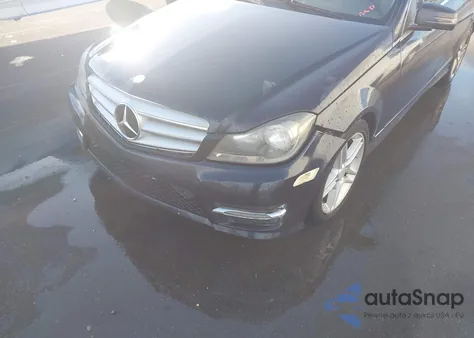 2013 Mercedes-Benz C 350 Sport z USA, uszkodzony, nr VIN WDDGF5HB8DA817352